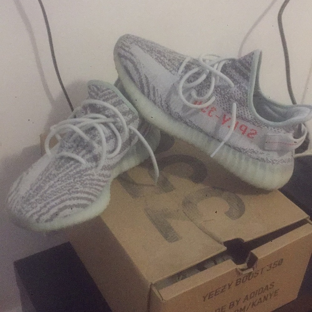 Yeezy boost 350 v2 blue tint